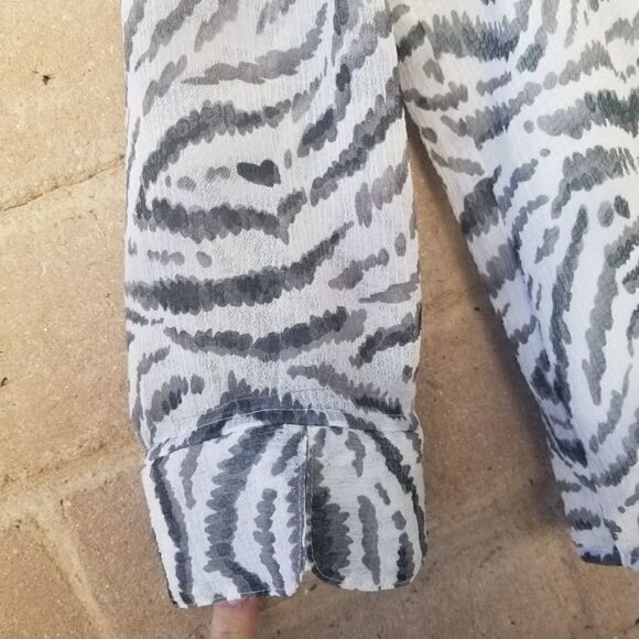 Alfred Dunner Black White Animal Print Blouse. - Picture 7 of 11